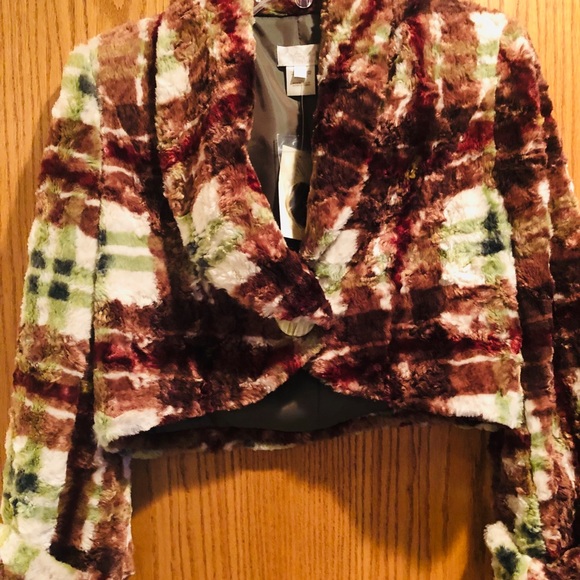 NWT Designer cropped faux fur jacket. Retails$450 - Picture 6 of 7